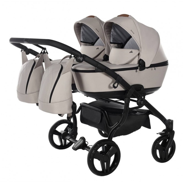 Beżowy wózek bliźniaczy 2w1 Junama Space Duo z plecakami. Nowoczesny wózek dla bliźniąt jeden obok drugiego.